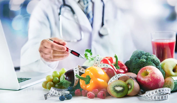 Wissenschaftler prüft Magnesium-Lebensmittel