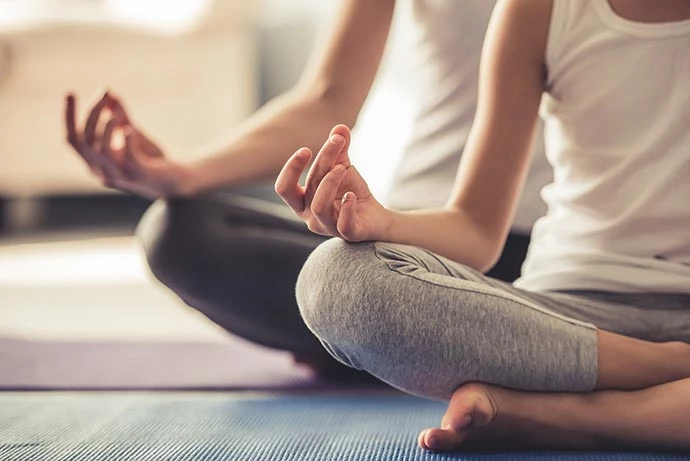 Entspannungstechniken und Magnesium bei Stress: Frau macht Yoga