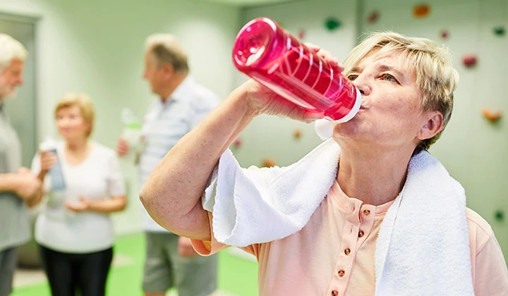 Frau trinkt Magnesium beim Sport Mit Magnesium das Herz stärken