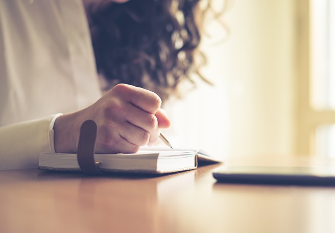 Frau schreibt Kopfschmerz-Tagebuch