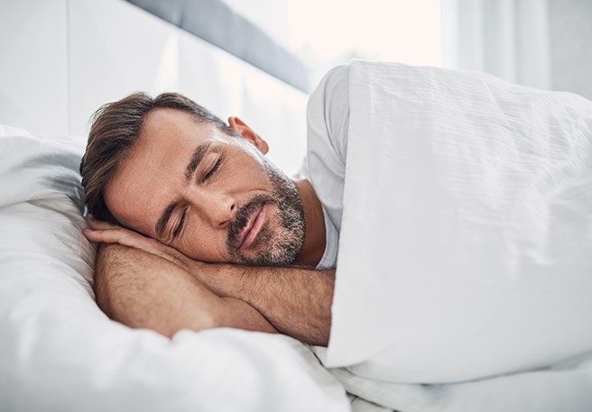 Schlafender Mann Schlaf bei Kopfschmerzen