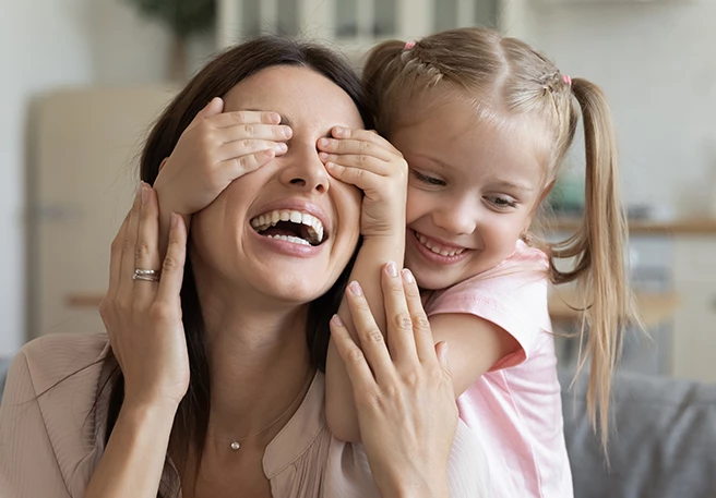 Frau mit Tochter Entspannung bei Kopfschmerzen