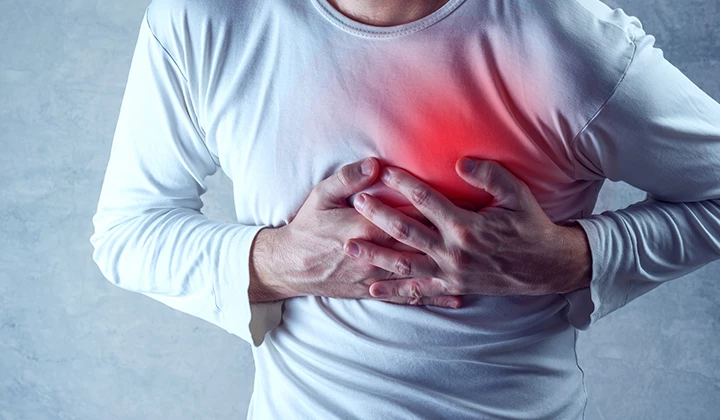 Mann fasst an Brustkorb Folgeerkrankungen bei Magnesiummangel