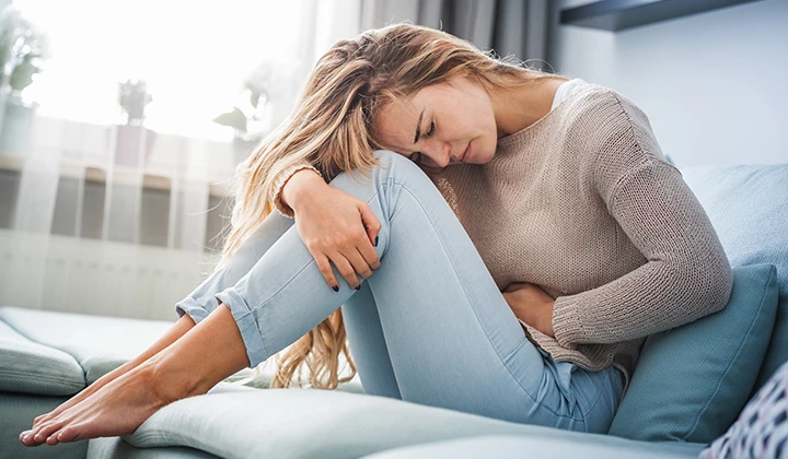 Frau mit Bauchschmerzen Darmprobleme durch Magnesiummangel