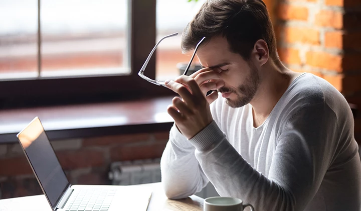 Müder Mann Müdigkeit durch Magnesiummangel