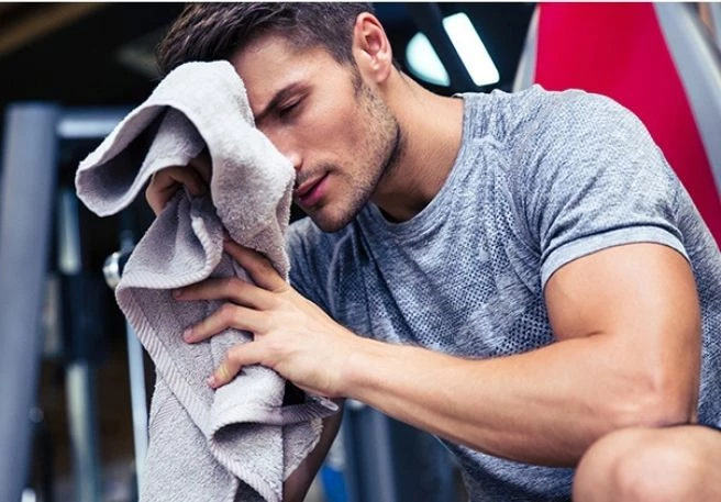 Mann beim Sport Überlastung sorgt für Muskelkrämpfe