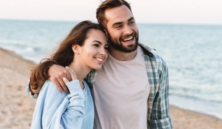 Pärchen spaziert am Strand Pärchen spaziert am Strand