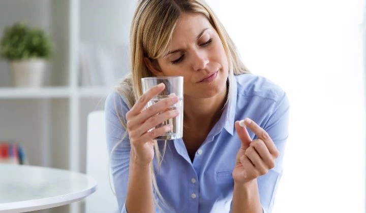 Frau zögert, Tablette zu nehmen Zu viel Magnesium kann schädlich sein